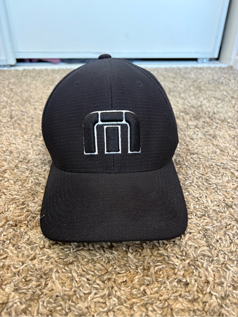 Travis Mathew Hat Cap Fitted Mens Medium Black Flexfit Golf Logo Stretch L/XL - Picture 1 of 7